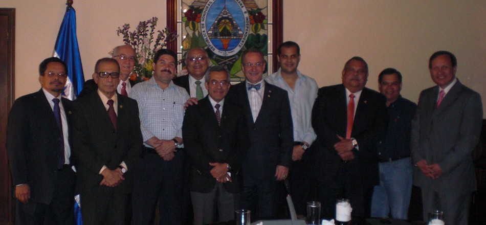 Visita a Honduras. Reunion en la legislatura.